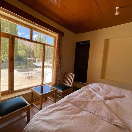 Hinjuma Guest House Leh Bagian luar foto