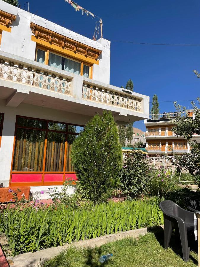 Hinjuma Guest House Leh Bagian luar foto
